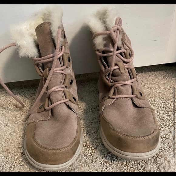 Good, used condition Sorel Explorer Boots. Some scuff marks shown in pictures. - Picture 5 of 6
